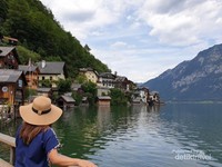 Keindahan desa Hallstatt sejauh mata memandang berlatar belakang danau dan gunung Keindahan desa Hallstatt sejauh mata memandang berlatar belakang danau dan gunung