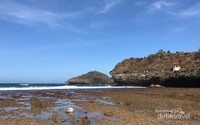 Sebuah bukit karang Pantai Srau yang bisa menampilkan air terjun temporer oleh terpaan ombak yang menghantamnya Sebuah bukit karang Pantai Srau yang bisa menampilkan air terjun temporer oleh terpaan ombak yang menghantamnya