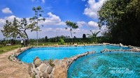 Dari pintu masuk, belok kiri. Tidak ada salahnya berenang dulu sebelum menjelajahi taman bambu. Traveler bisa merasakan sensasi berenang dengan pemandangan sawah Dari pintu masuk, belok kiri. Tidak ada salahnya berenang dulu sebelum menjelajahi taman bambu. Traveler bisa merasakan sensasi berenang dengan pemandangan sawah