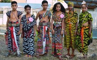 Siswa-siswi sedang berpose menggunakan kain tenun khas Timor Tengah Selatan. Siswa-siswi sedang berpose menggunakan kain tenun khas Timor Tengah Selatan.