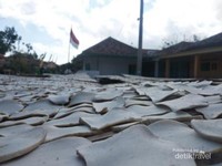 Usaha kerupuk ikan dari Pulau Sapudi, Sumenep, Madura Usaha kerupuk ikan dari Pulau Sapudi, Sumenep, Madura