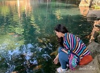 Menikmati air jernih di SItu Cicerem, di Kuningan, Jabar. Menikmati air jernih di SItu Cicerem, di Kuningan, Jabar.