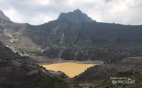Penampakan kawah Gunung Kelud yang berwarna coklat dan bisa berubah warna menjadi hijau toska Penampakan kawah Gunung Kelud yang berwarna coklat dan bisa berubah warna menjadi hijau toska