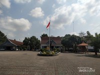 SELAMAT DATANG DI ISTANA GEBANG ! PATUNG BUNG KARNO AKAN LANGSUNG MENYAMBUT KAMU DI HALAMAN RUMAH SELAMAT DATANG DI ISTANA GEBANG ! PATUNG BUNG KARNO AKAN LANGSUNG MENYAMBUT KAMU DI HALAMAN RUMAH
