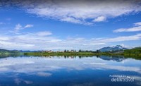 cantiknya pantulan awan biru didanau kembar cantiknya pantulan awan biru didanau kembar