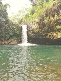 Curug Bayan yang menawan di tepi jalan. Curug Bayan yang menawan di tepi jalan.