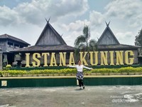 Selamat datang di Istana Kuning. Selamat datang di Istana Kuning.