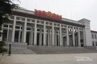 Gedung megah Museum National of China (NMC) dilihat dari arah Tiananmen Square. (Foto: Subiyantoro) Gedung megah Museum National of China (NMC) dilihat dari arah Tiananmen Square. (Foto: Subiyantoro)
