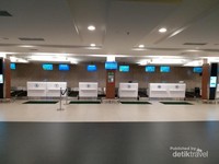 Deretan counter check-in yang terlihat masih baru dan modern Deretan counter check-in yang terlihat masih baru dan modern