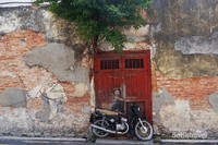 Lukisan seorang anak yang mengendarai motor tua. Lukisan seorang anak yang mengendarai motor tua.