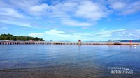 Pantai Carocok Painan dengan pemandangan laut biru. Pantai Carocok Painan dengan pemandangan laut biru.