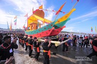 Puncak acara Iraw Tengkayu adalah pelarungan kapal sesaji ke laut. Sebelumnya, biasanya festival ini diisi dengan sejumlah hiburan dan parade, diantaranya parade budaya nusantara, tari daerah massal, dan hiburan rakyat. (Iraw Tengkayu/2017) Puncak acara Iraw Tengkayu adalah pelarungan kapal sesaji ke laut. Sebelumnya, biasanya festival ini diisi dengan sejumlah hiburan dan parade, diantaranya parade budaya nusantara, tari daerah massal, dan hiburan rakyat. (Iraw Tengkayu/2017)