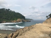Pantai Patuk Gebang dengan pasir dan bukit karang putih. Pantai Patuk Gebang dengan pasir dan bukit karang putih.
