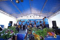 Penabuhan Tifa oleh Bupati Raja Ampat, Dandim 1805 Raja Ampat, Ketua DPRD Raja Ampat, Kepala Dinas Kelautan dan Perikanan Raja Ampat, Ketua PKK Ketua Persit, sebagai tanda dimulainya Festival Gemar ikan Penabuhan Tifa oleh Bupati Raja Ampat, Dandim 1805 Raja Ampat, Ketua DPRD Raja Ampat, Kepala Dinas Kelautan dan Perikanan Raja Ampat, Ketua PKK Ketua Persit, sebagai tanda dimulainya Festival Gemar ikan