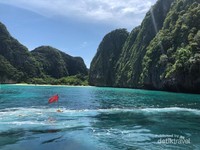 MAYA BAY DARI KEJAUHAN. PESONANYA BARU BISA DINIKMATI TAHUN 2021 NANTI KARENA SEJAK JUNI 2018, MAYA BAY DITUTUP UNTUK PEMULIHAN EKOSISTEM LAUT DAN PEMELIHARAAN LOKASI MAYA BAY DARI KEJAUHAN. PESONANYA BARU BISA DINIKMATI TAHUN 2021 NANTI KARENA SEJAK JUNI 2018, MAYA BAY DITUTUP UNTUK PEMULIHAN EKOSISTEM LAUT DAN PEMELIHARAAN LOKASI