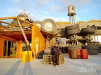 Atap cafe dipenuhi dengan truk berukuran besar Atap cafe dipenuhi dengan truk berukuran besar
