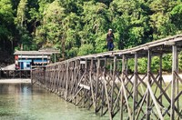 Dermaga menuju pintu masuk pulau Kakaban. Dermaga menuju pintu masuk pulau Kakaban.