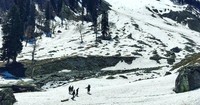 Kecantikan Sonamarg Thajiwas Glacier yang hits sebagai lokasi shooting film-film Bollywood . Kecantikan Sonamarg Thajiwas Glacier yang hits sebagai lokasi shooting film-film Bollywood .