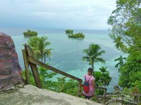 Menuruni tangga menuju pinggir pantai. Menuruni tangga menuju pinggir pantai.