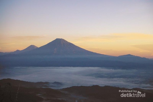 Menikmati Sunrise dan Melihat 4 Gunung dari Puncak Suroloyo Jogja