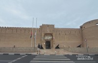 Pintu masuk Dubai Museum yang merupakan Benteng Al Fahidi. Pintu masuk Dubai Museum yang merupakan Benteng Al Fahidi.