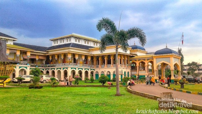 Istana Maimun peninggalan Kesultanan Deli