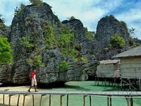 Hamparan Gukit karst yang menjulang tinggi berbentuk kerucut Hamparan Gukit karst yang menjulang tinggi berbentuk kerucut