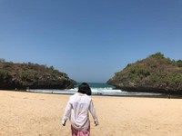 Menyelurusi keperawanan Pantai Sedahan Menyelurusi keperawanan Pantai Sedahan