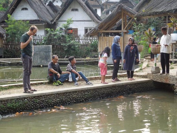 Telusuri Ratusan Anak Tangga Menuju Kampung Naga