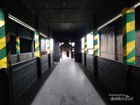 Lorong akses masuk menuju istana. Lorong akses masuk menuju istana.