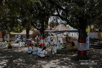 Umat Hindu melakukan ibadah didalam Pura Lingsar Umat Hindu melakukan ibadah didalam Pura Lingsar
