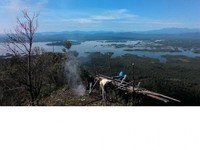 Aksi Bersih, beberapa anggota pokdarwis sedang melakukan aksi bersih agar pengunjung tetap nyaman menikmati keindahan Puncak Ranah Aksi Bersih, beberapa anggota pokdarwis sedang melakukan aksi bersih agar pengunjung tetap nyaman menikmati keindahan Puncak Ranah