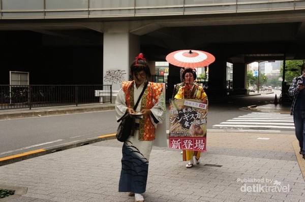 Berdandan ala Geisha, sambil berpromosi ria Berdandan ala Geisha, sambil berpromosi ria