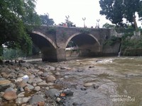 Jembatan Sempur diamati dari Kebun Raya Bogor. Jembatan ini dibangun pada zaman Belanda tahun 1922 dan menjadi cagar budaya Kota Bogor. Perhatikan konstruksi kolong jembatan berbentuk busur sebagaimana sering dijumpai di Eropa. Jembatan beton pertama di Bogor. Jangan buang sampah sembarangan ya di Kali nya. Jembatan Sempur diamati dari Kebun Raya Bogor. Jembatan ini dibangun pada zaman Belanda tahun 1922 dan menjadi cagar budaya Kota Bogor. Perhatikan konstruksi kolong jembatan berbentuk busur sebagaimana sering dijumpai di Eropa. Jembatan beton pertama di Bogor. Jangan buang sampah sembarangan ya di Kali nya.