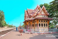 Bangunan ikonik stasiun Hua Hin yang jadi sudut favorit untuk berfoto Bangunan ikonik stasiun Hua Hin yang jadi sudut favorit untuk berfoto