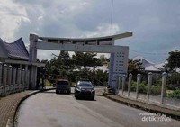 Pintu masuk menuju ke Rumah Doa Bukit Gibeon. Masuk kesini hanya cukup membayar retribusi saja sebesar Rp. 5.000,-. Pintu masuk menuju ke Rumah Doa Bukit Gibeon. Masuk kesini hanya cukup membayar retribusi saja sebesar Rp. 5.000,-.
