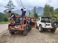 Penulis berada di salah satu kendaraan off road Penulis berada di salah satu kendaraan off road