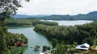 Lekukan-lekukan air di antara pulau-pulau kecil Lekukan-lekukan air di antara pulau-pulau kecil