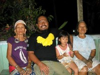 Nenek-nenek suku Dayak Bahau Bahau dengan telinga panjang dan tato. Nenek-nenek suku Dayak Bahau Bahau dengan telinga panjang dan tato.