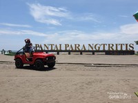 IKON PANTAI PARANGTRITIS. MAU BERFOTO DENGAN KONDISI LENGANG SEPERTI INI ? DATANGLAH BERKUNJUNG DI HARI BIASA IKON PANTAI PARANGTRITIS. MAU BERFOTO DENGAN KONDISI LENGANG SEPERTI INI ? DATANGLAH BERKUNJUNG DI HARI BIASA