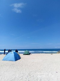eksotisme pasir putih pantai Ngrumput eksotisme pasir putih pantai Ngrumput