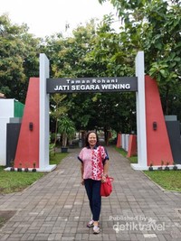 Ketenangan mulai dirasakan saat memasuki pintu gerbang Taman Rohani Jati Segara Wening. Ketenangan mulai dirasakan saat memasuki pintu gerbang Taman Rohani Jati Segara Wening.