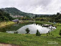 Pemandangan Taman Lembah Dewata dilihat dari atas bukit Pemandangan Taman Lembah Dewata dilihat dari atas bukit