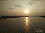 Menanti Senja di Atas Jembatan Ikonik Kota Jambi