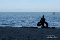 Aktivitas bermain Ban di Pinggir Pantai Aktivitas bermain Ban di Pinggir Pantai