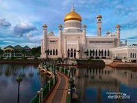 Masjid Sultan Omar Ali Saefudin dengan Kubah Emas, sebagai Landmark Brunei Masjid Sultan Omar Ali Saefudin dengan Kubah Emas, sebagai Landmark Brunei