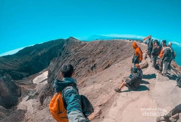 Aneka Gunung Indonesia yang Katanya Angker