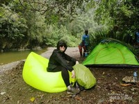Wisman melakukan camping di Kalibiru Wisman melakukan camping di Kalibiru