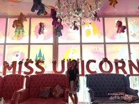 Foto dengan Background Miss Unicorn Foto dengan Background Miss Unicorn