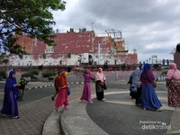 Wisatawan asal Malaysia di halaman lokasi wisata PLTD Apung. Wisatawan asal Malaysia di halaman lokasi wisata PLTD Apung.